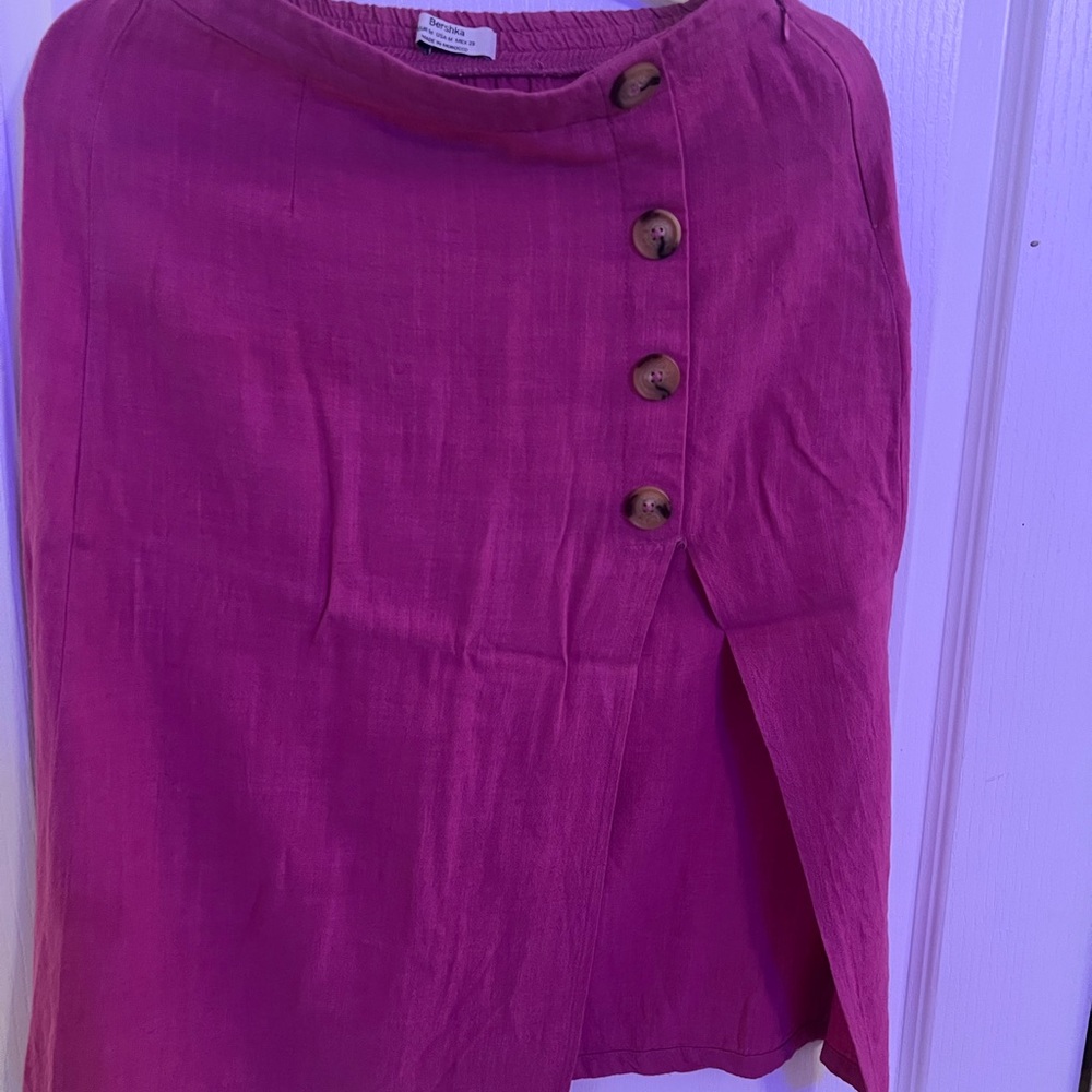 Beautiful pink Bershka skirt with split in the front.